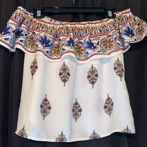 Whit off-shoulder shirt